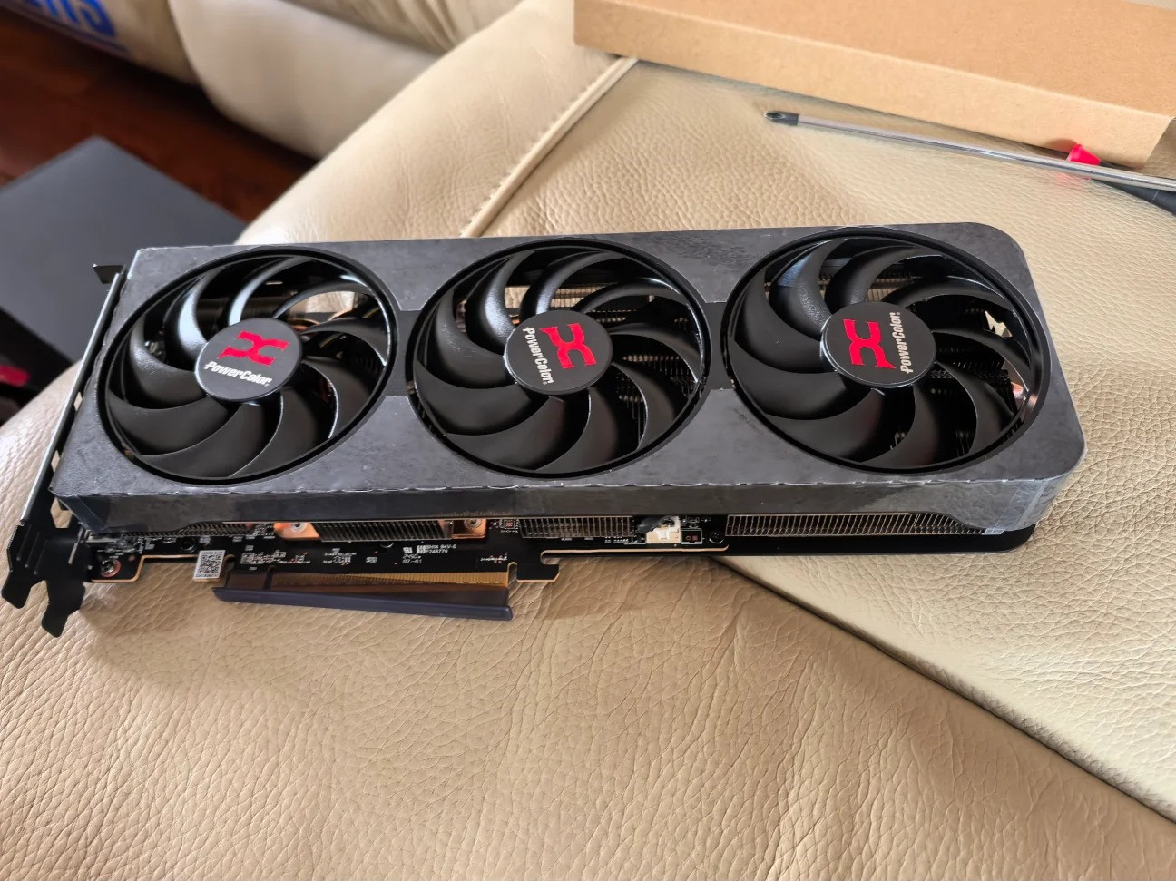 撼讯 9070 XT 红魔 YES! AMD YES!