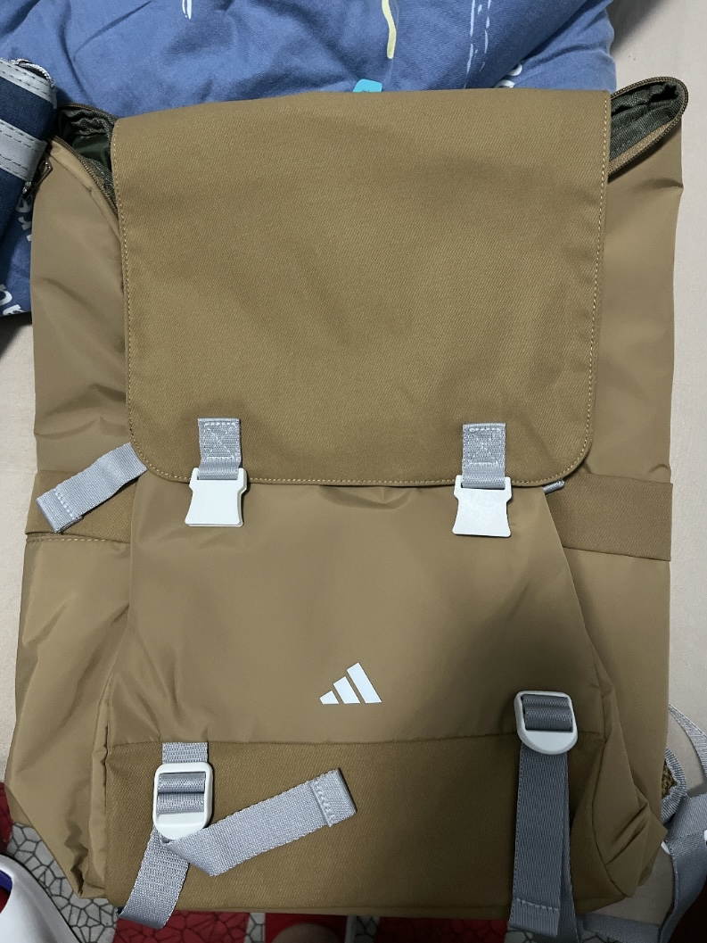 这个双肩包带电脑背着太方便啦~💻