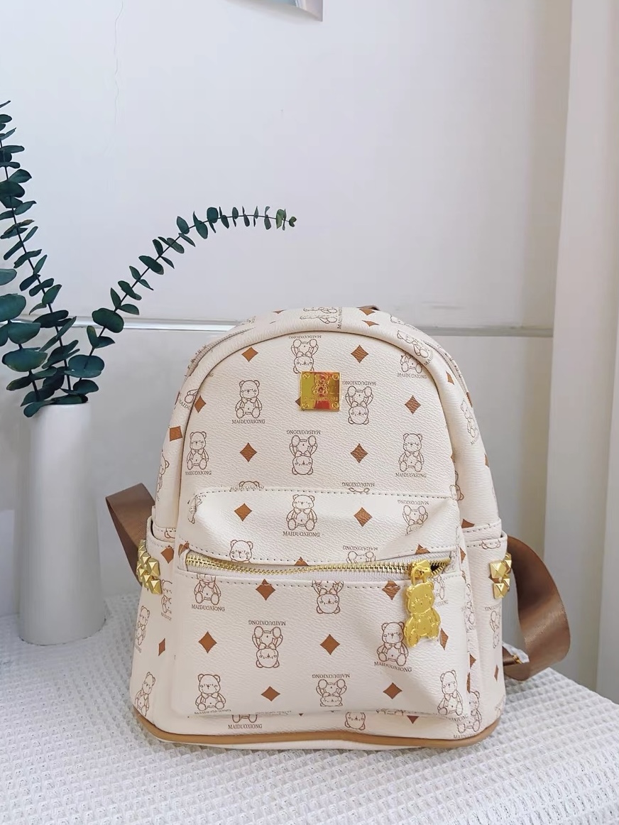 可爱小熊双肩包，送女朋友太合适了🎒