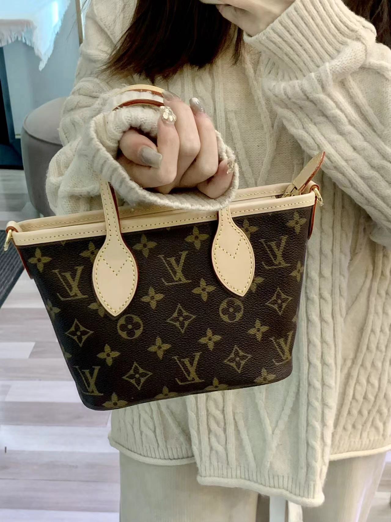 LV新款neverful bb，奶呼呼超可爱！