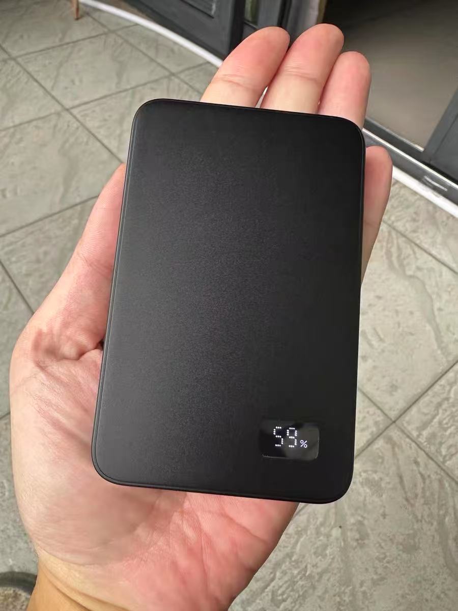 非常轻薄小巧的充电宝