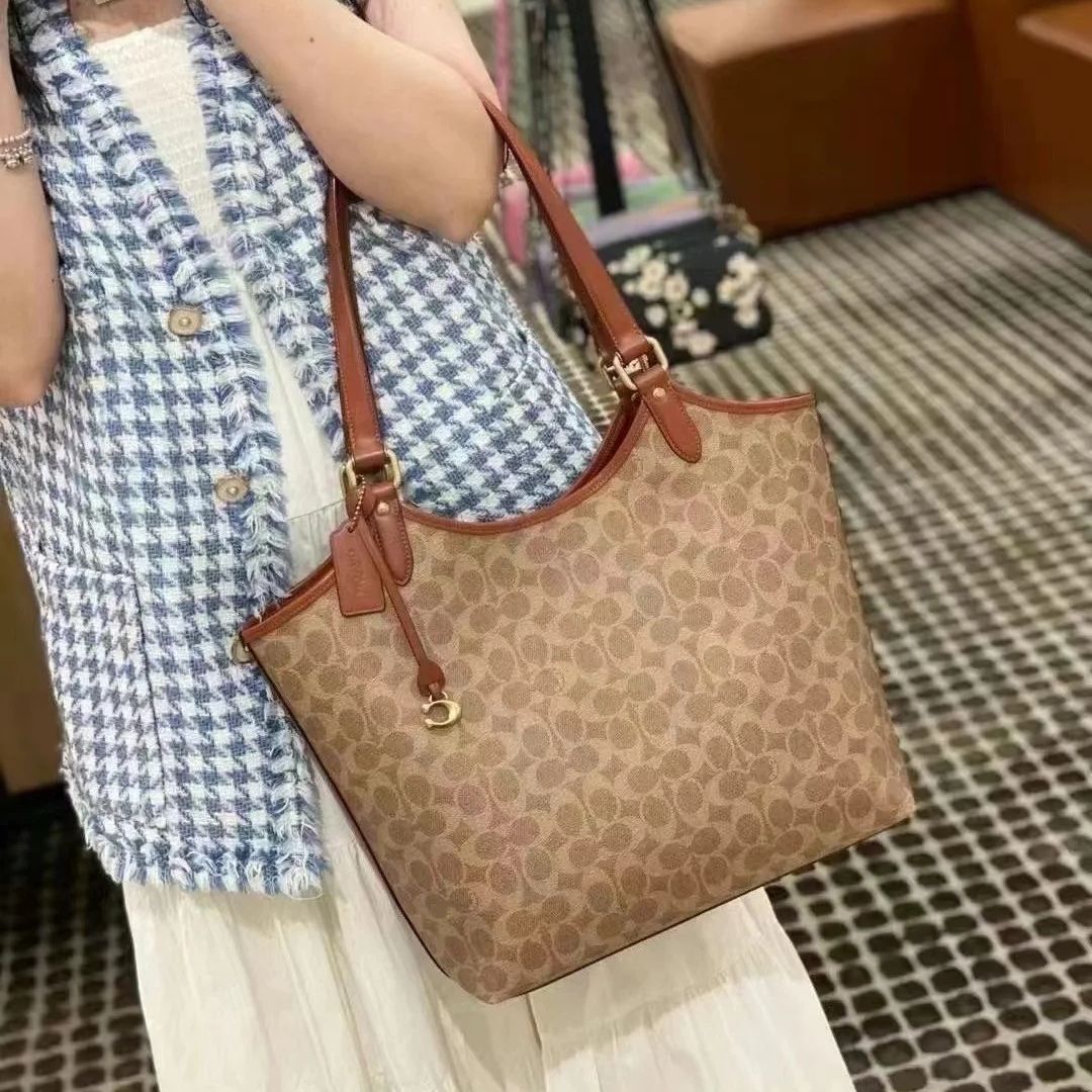 通勤约会两不误！Coach托特包太能装👜💼