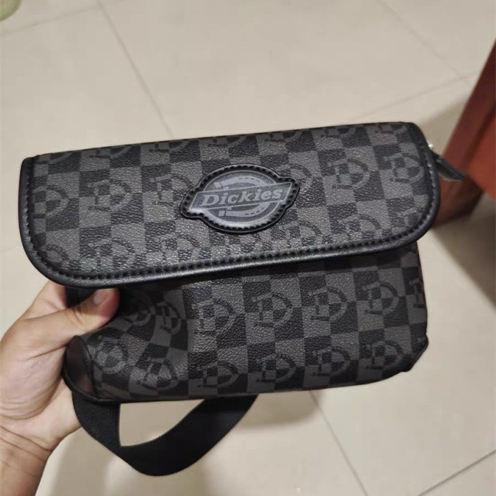 🎒Dickies 经典 LOGO 邮差包，潮酷与实用的完美碰撞！