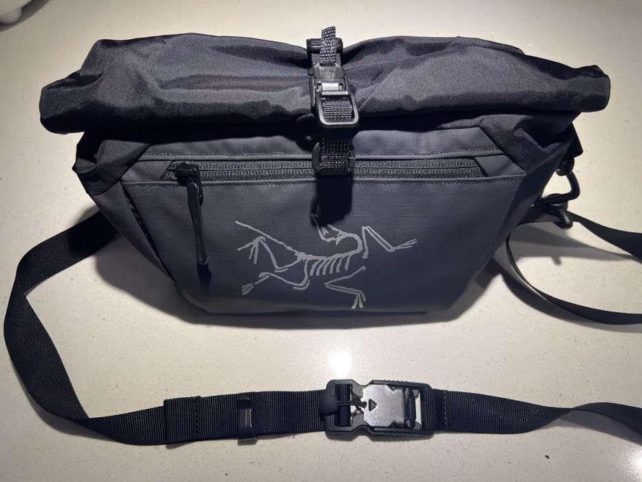 🎒始祖鸟 25 年新标斜挎包，都市与户外的完美搭档！