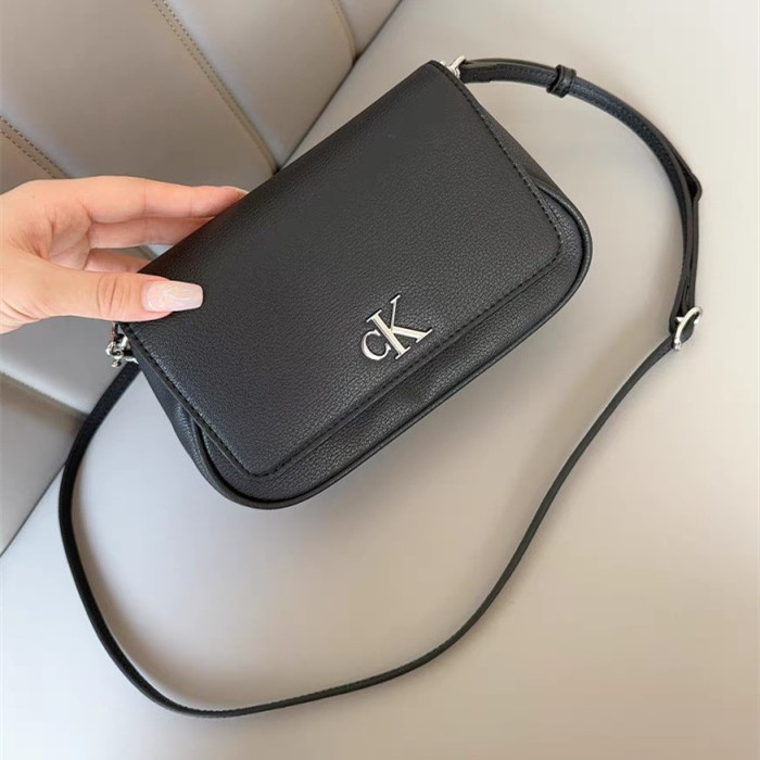 🪐酷飒太空黑！Calvin Klein 马鞍包杀疯啦