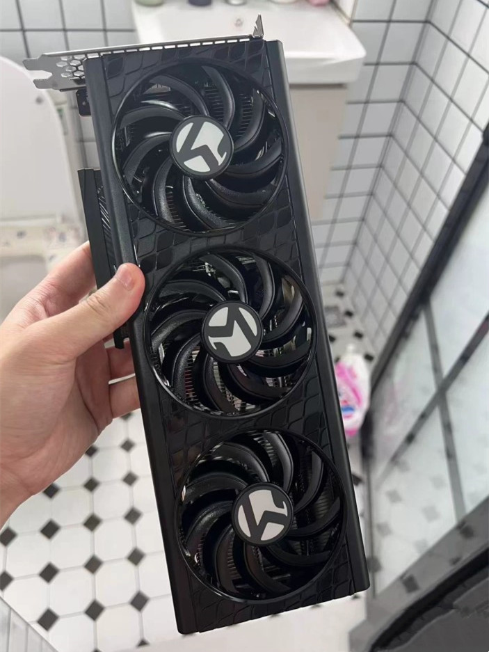 这显卡直接把我帅到破防！性能颜值双杀💥