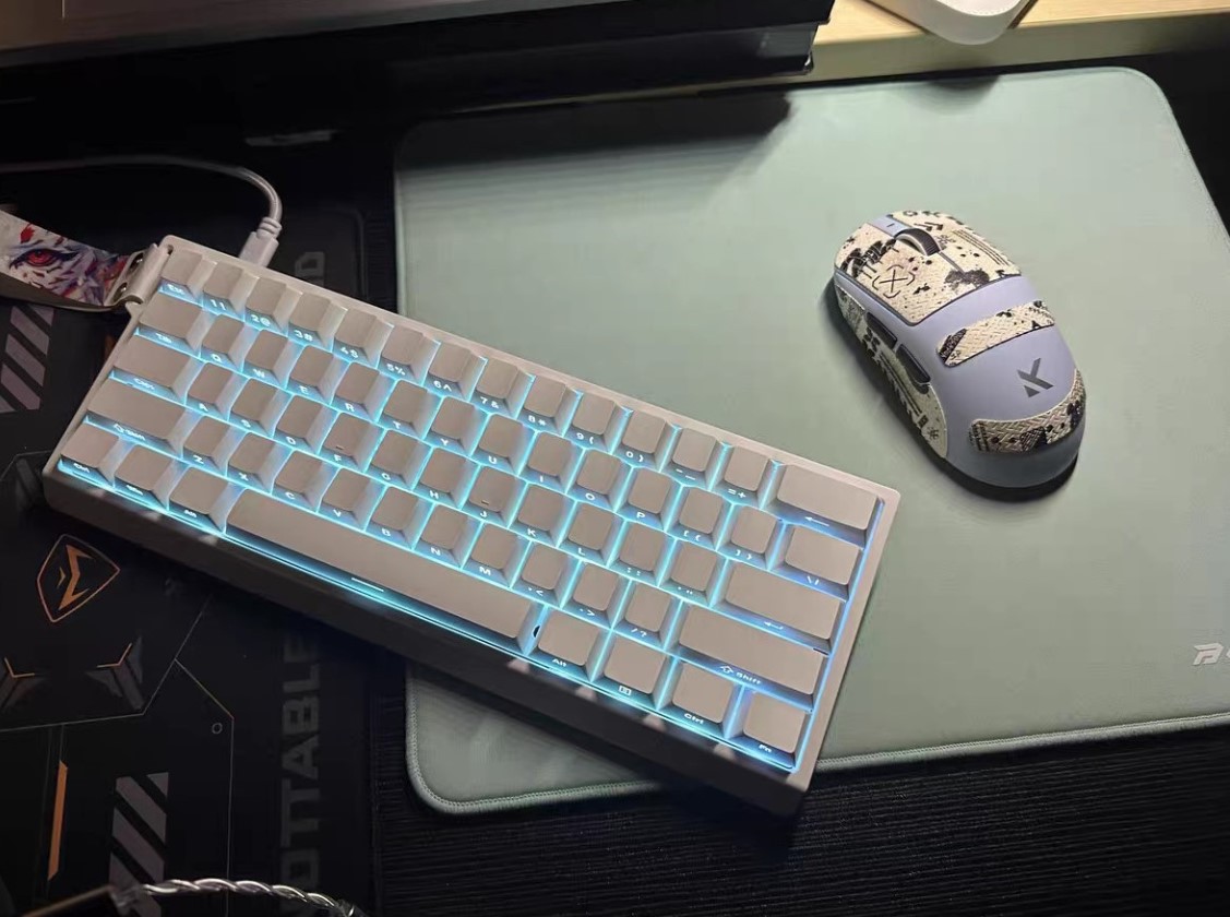 连夜下单！这把白色 RGB 键盘打游戏也太带感了吧💥