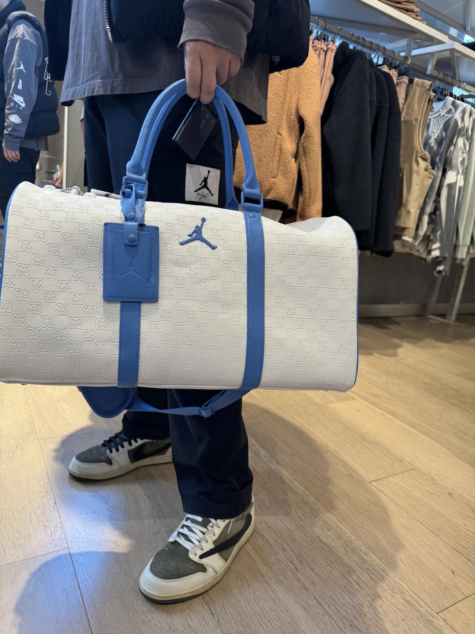 旅行党必备！Jordan白色斜挎包实用又出片
