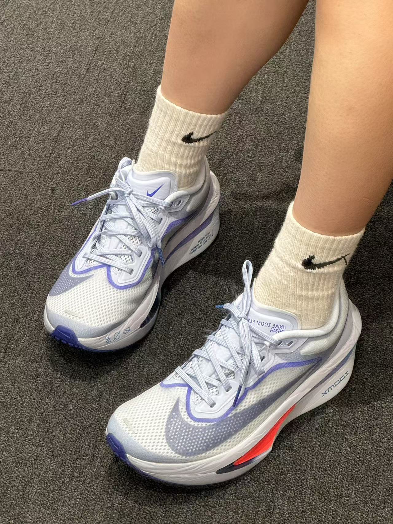 冰蓝配色搭配中底一抹红色好吸睛呀🤩