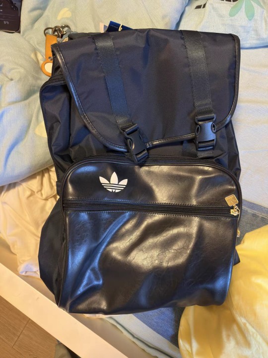 恋爱脑狂喜💘！Adidas 三叶草墨水蓝双肩包甜到心巴上