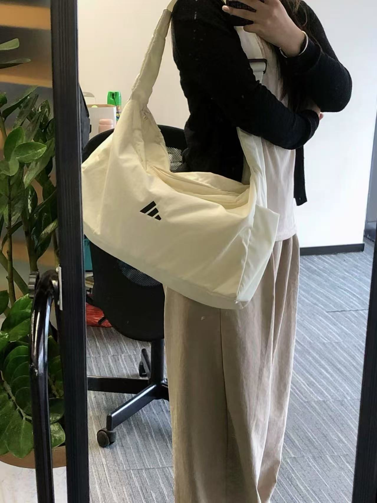 大学生情侣闭眼入！这对单肩包甜到犯规