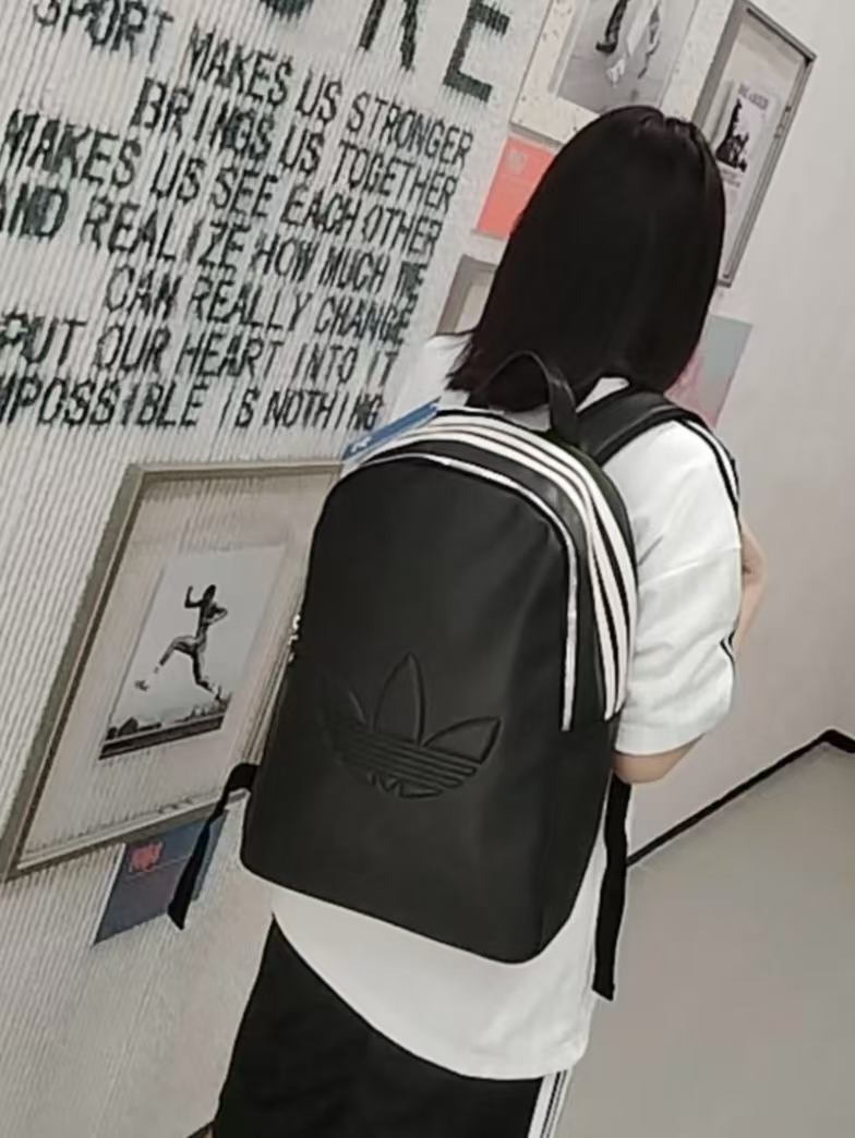 三叶草经典印花，背出美式复古校园感