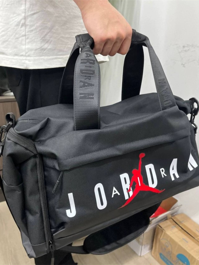 酷盖必备！Jordan 黑色单肩包帅到没朋友