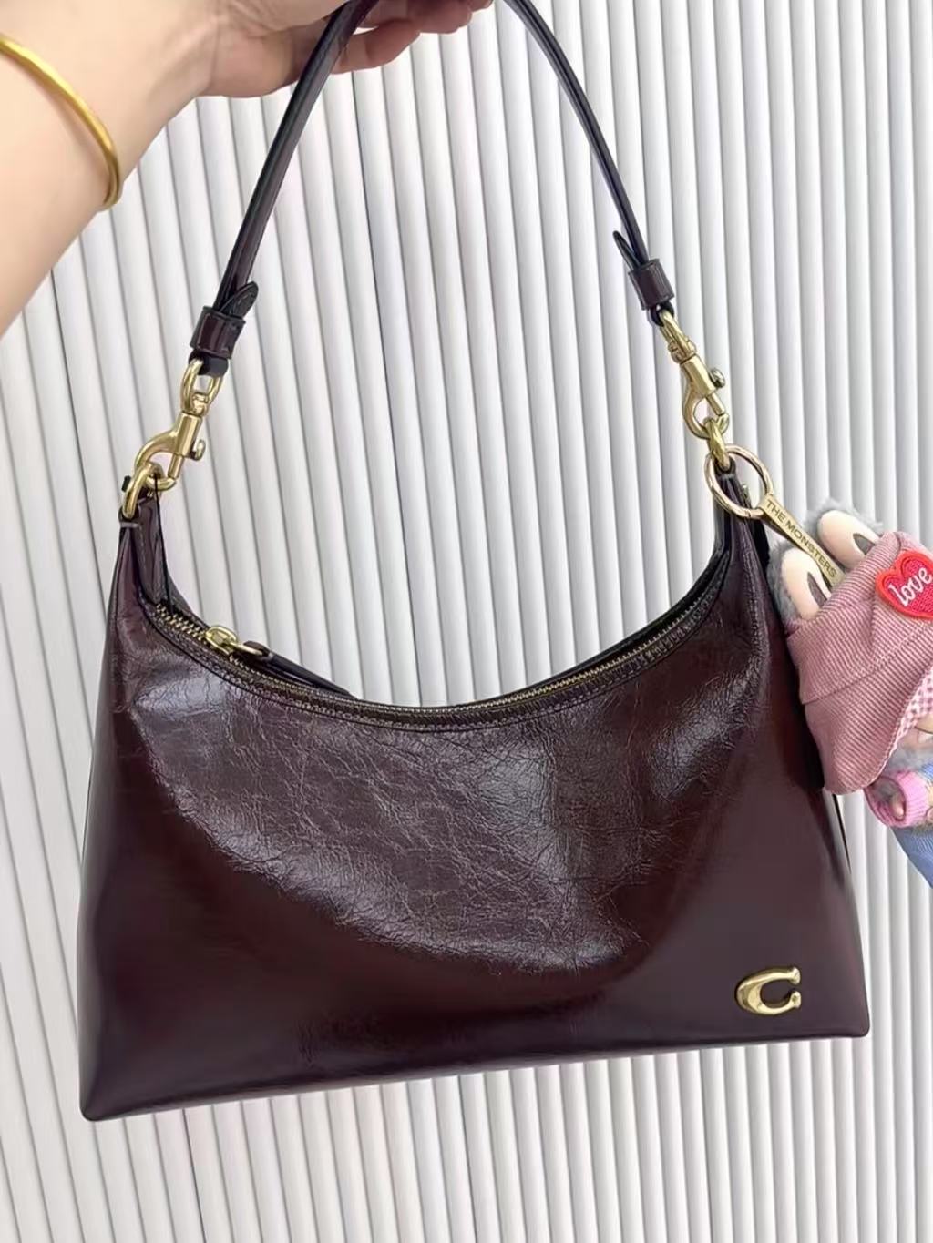 这只 HOBO 包美到犯规！光泽感绝了