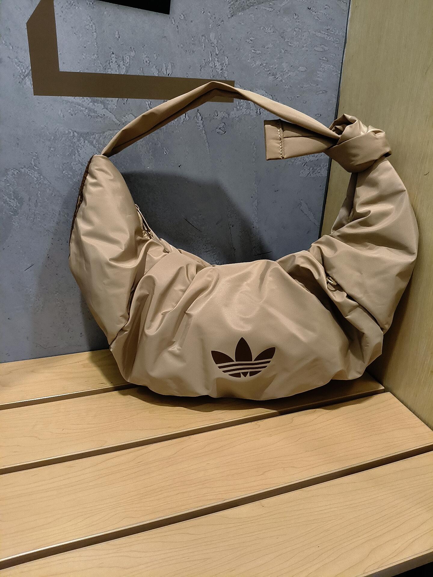 学生党闭眼入！Adidas云朵包平价百搭耐造