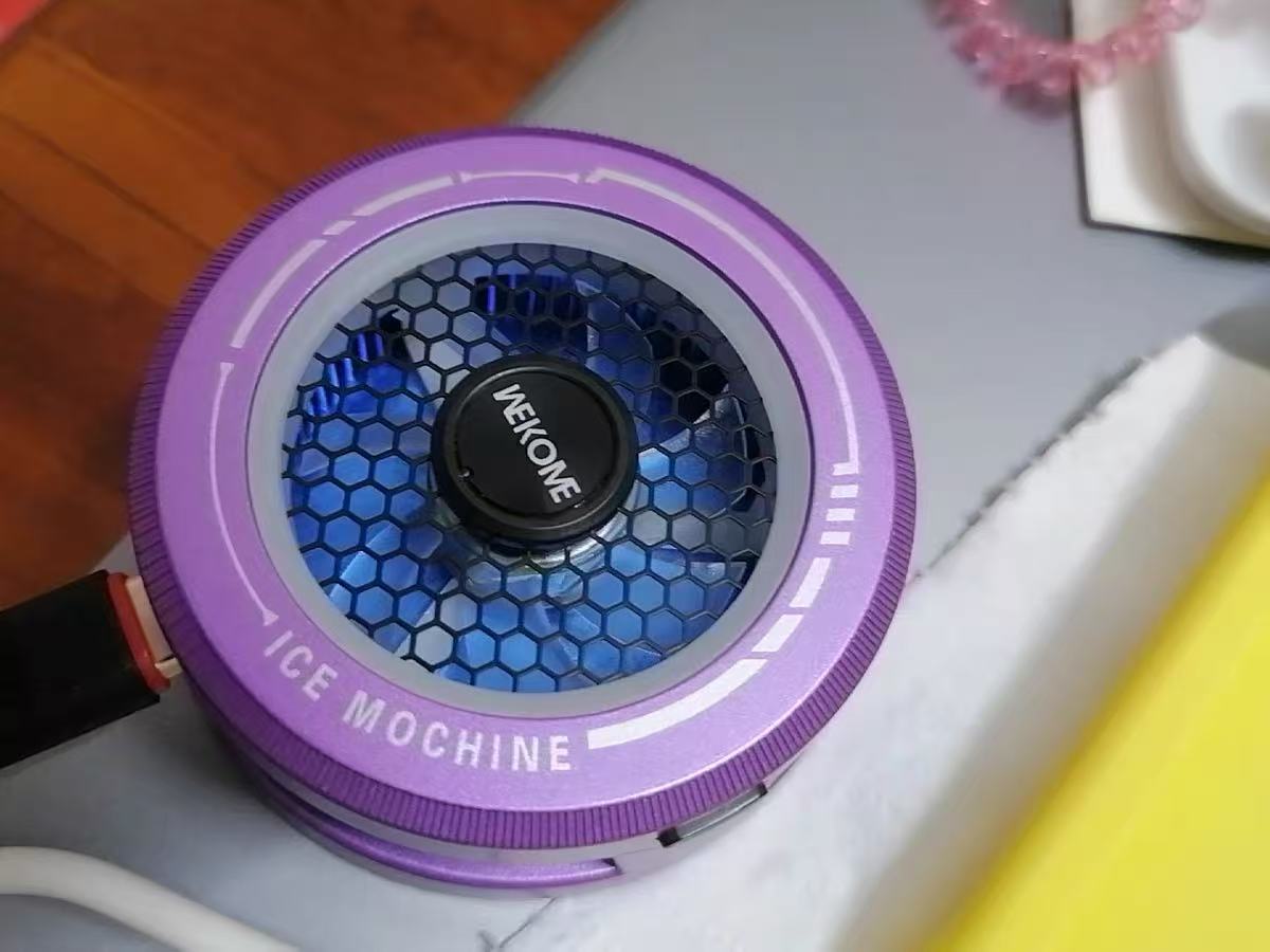 必夸的一款手机散热器