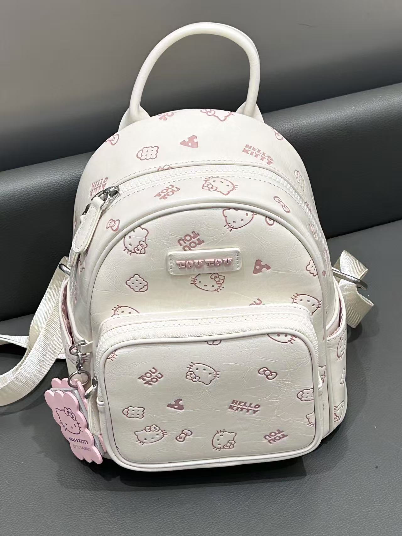 嘿嘿…介个连内衬都是都是kitty的双肩包好粉嫩