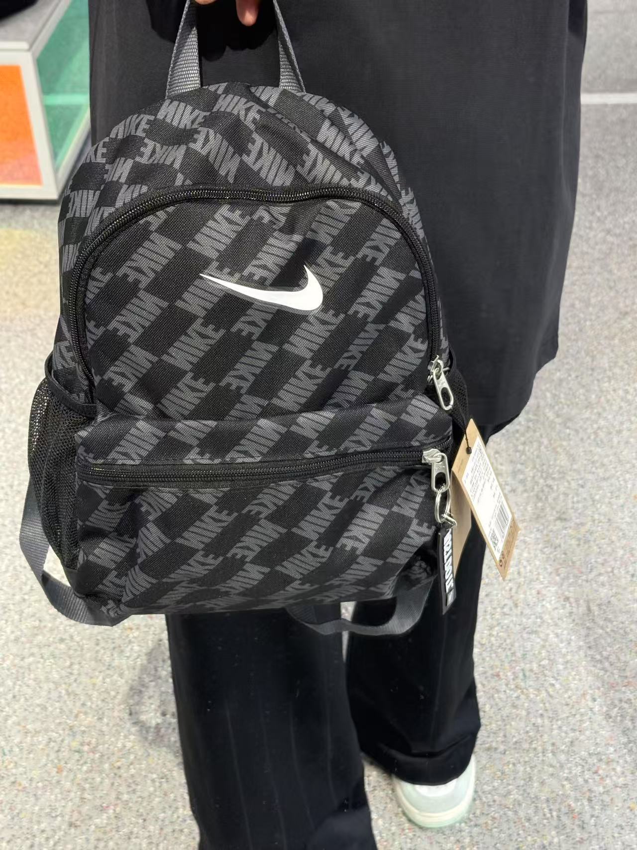 家人们！Nike 黑色格纹双肩包太绝了！
