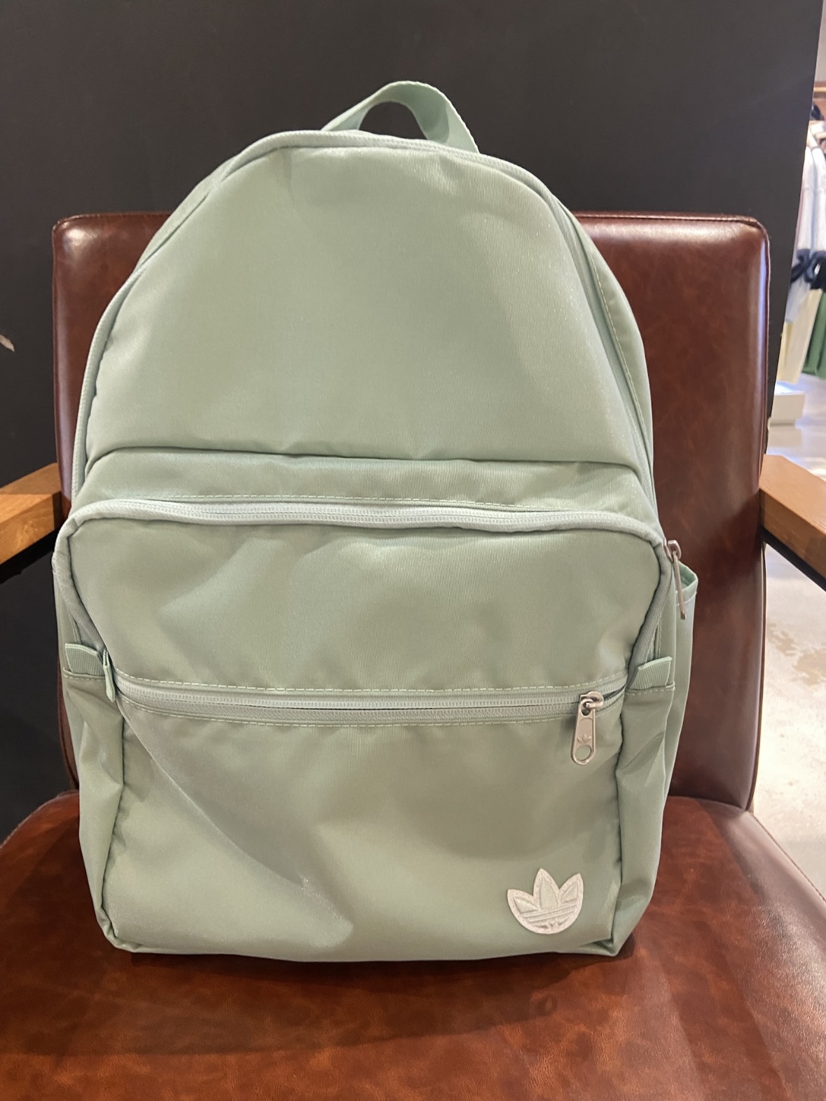 🎒潮酷星人必入！这个双肩包能装又时髦，背出门被问疯～😎