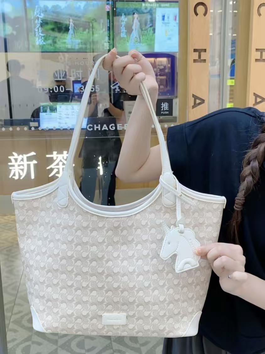 分享一只奶fufu白色托特包！大容量巨能装！