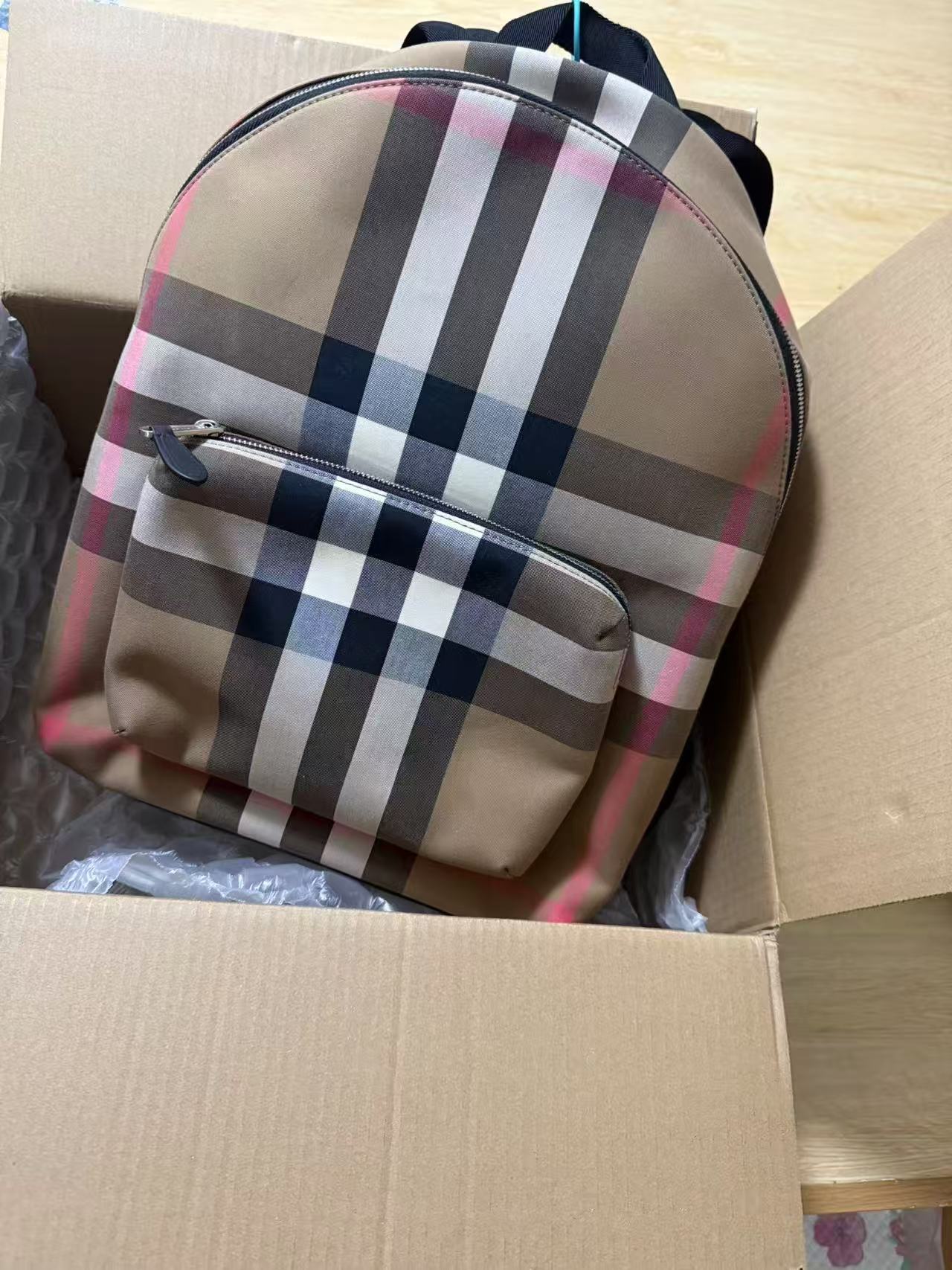 显贵不撞款！格纹双肩包太戳心