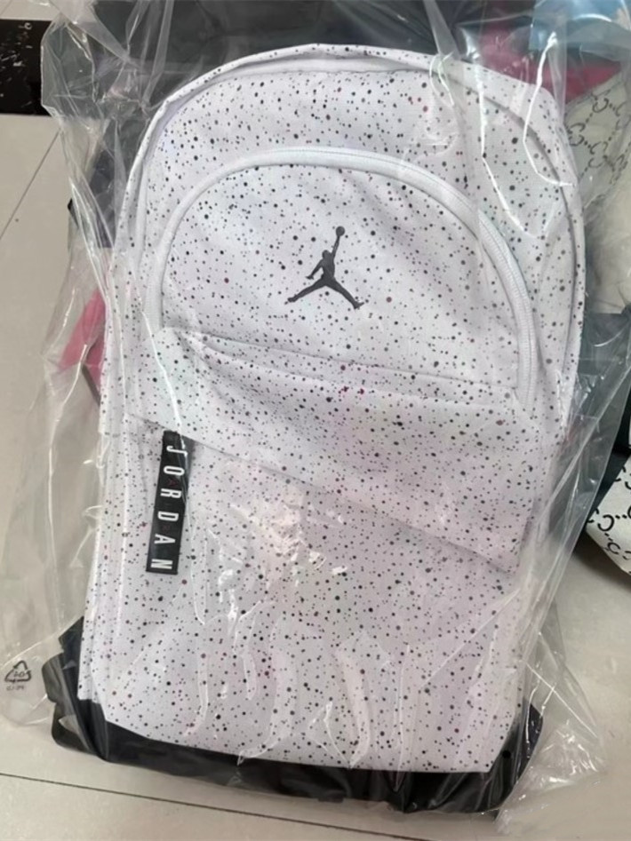 🎒早八 + 健身 + 露营通杀！Nike 白色大包太懂年轻人