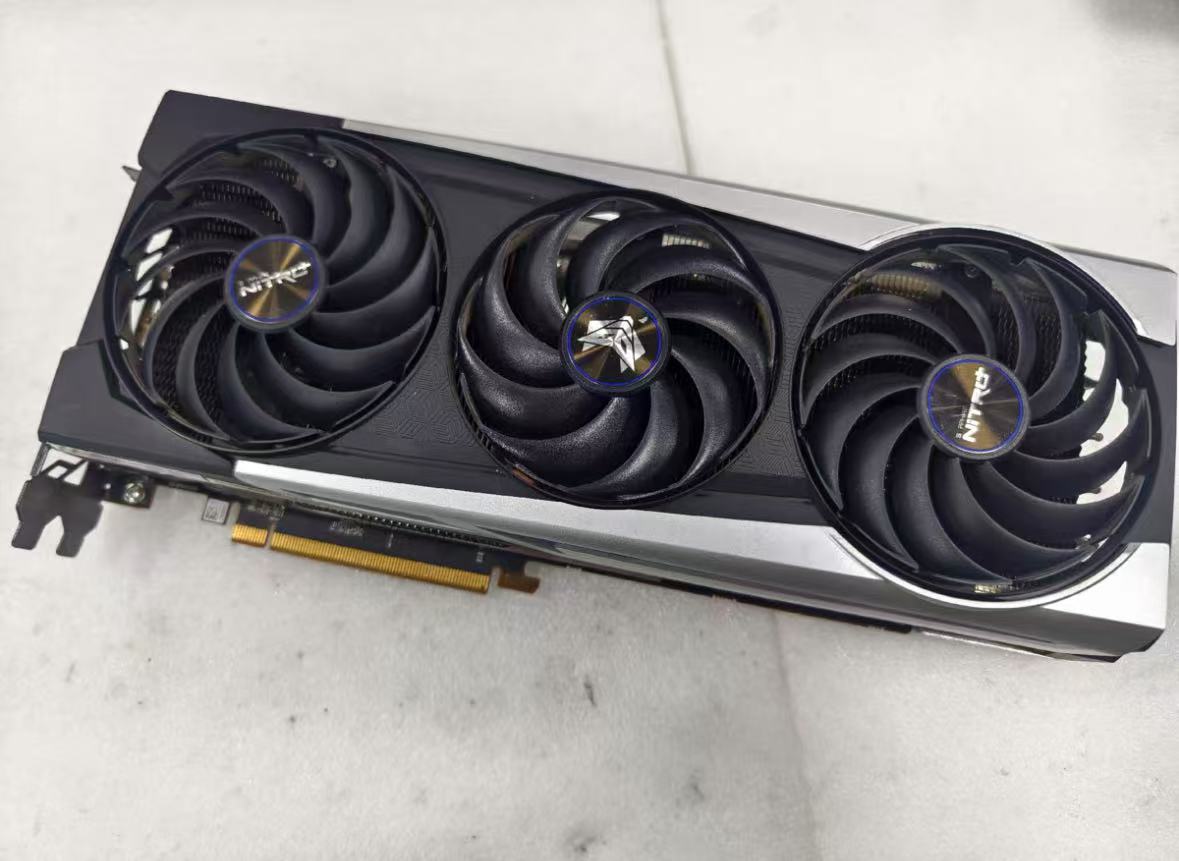 终于不用迁就画质了！蓝宝石RX6700XT 12G超白金太懂玩家！