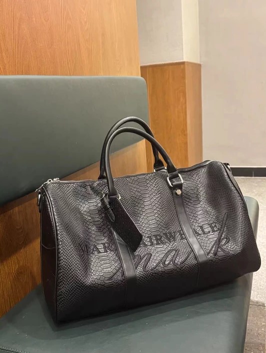 🖤情侣出街王炸款！马克华菲蛇纹包太吸睛