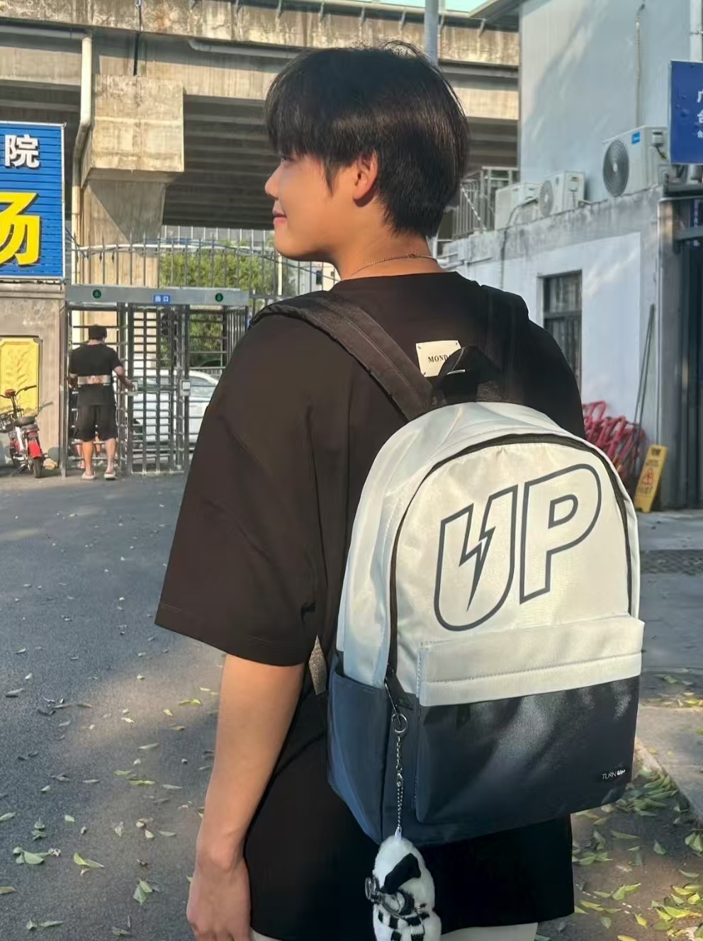 学院风轻便大容量双肩包