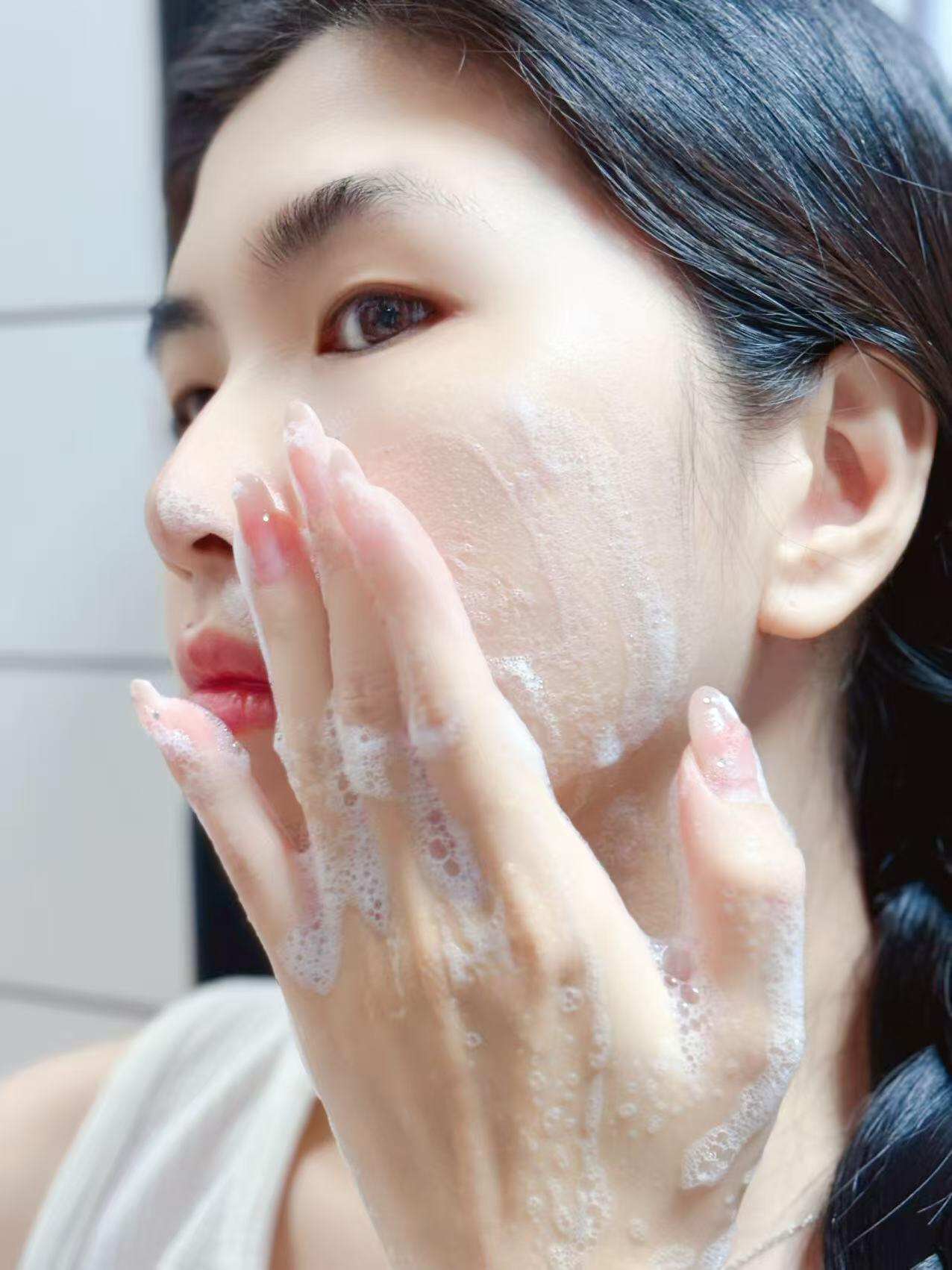 混油皮实测！这支洁面乳控油还能养肤