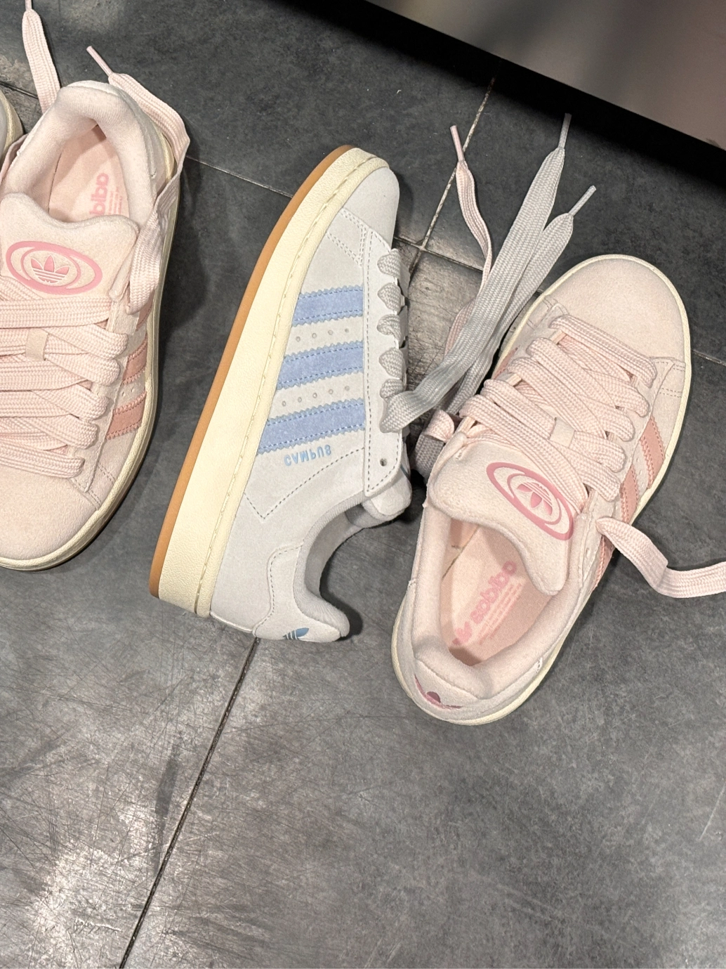 这两双奶呼呼的Adidas极限二选一✨