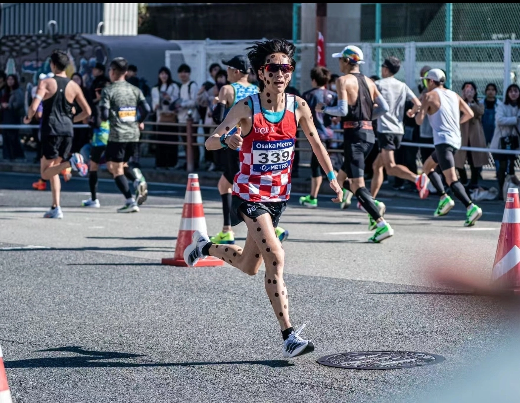 马拉松这样出圈？有人知道他身上贴的是什么吗？