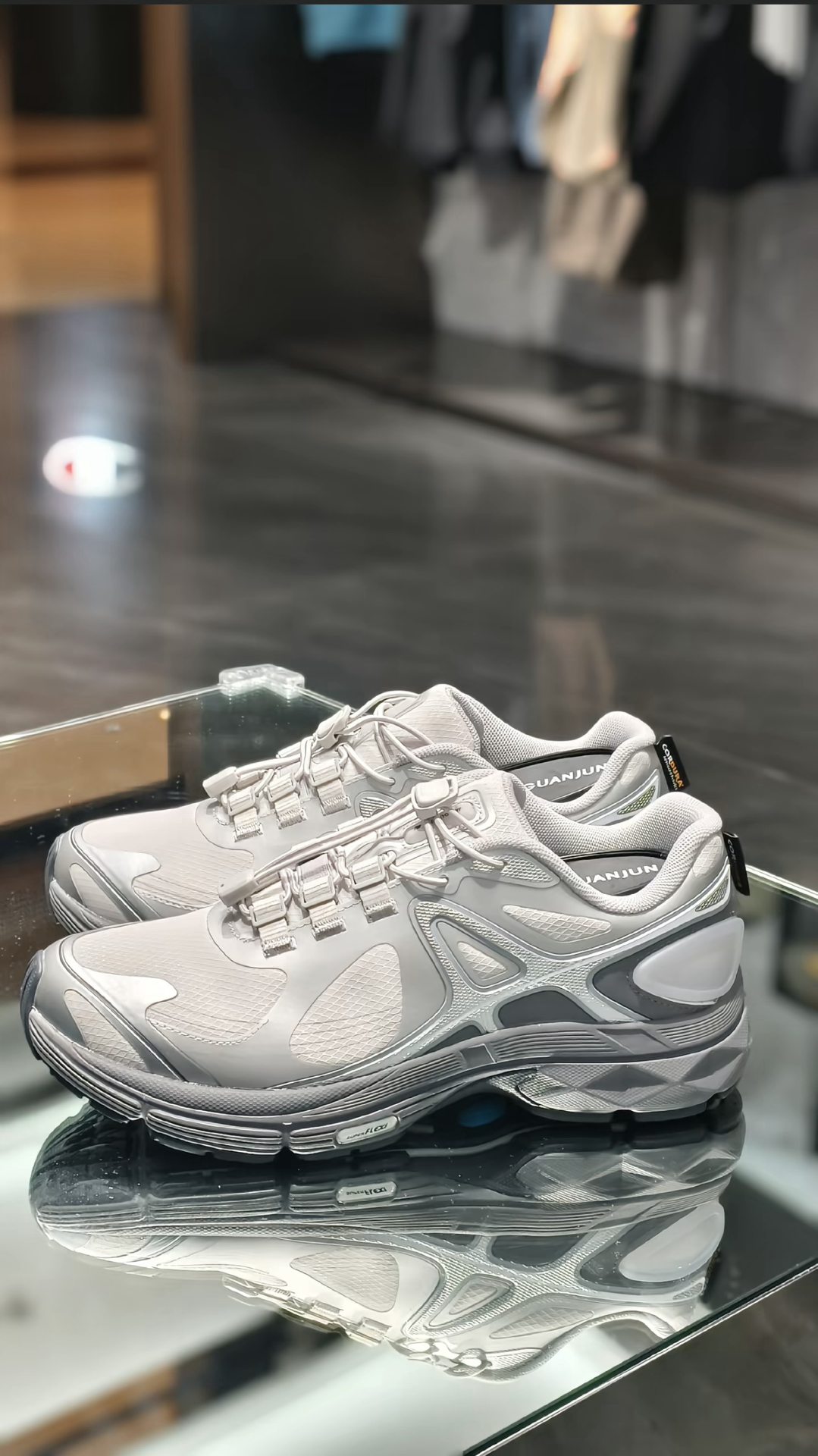 这双灰调运动鞋，好搭到想焊脚上👟