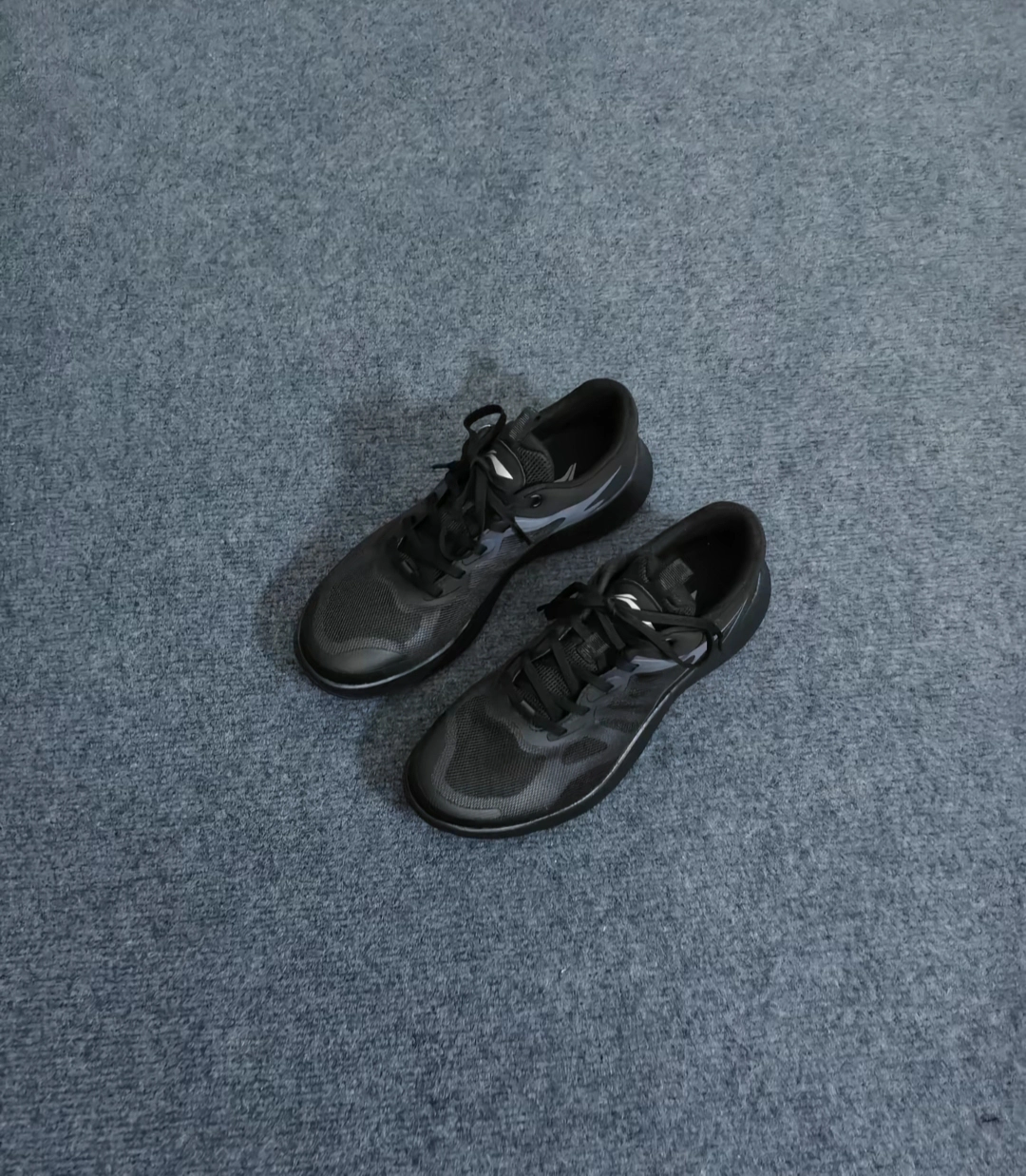 黑色通勤李宁偶然看到的一双薄面透气跑步鞋