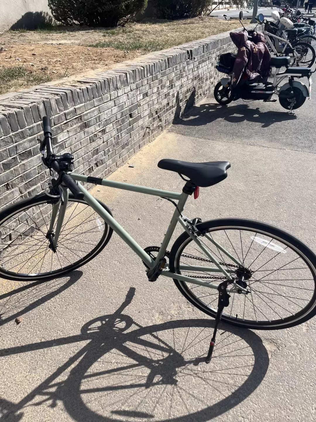 迪卡侬 SPEED500：碳灰色的速度与简约之美
