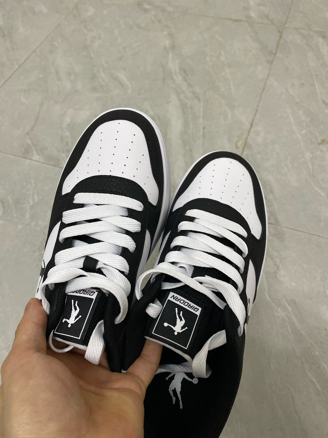 质感一般般😭黑白配的板鞋
