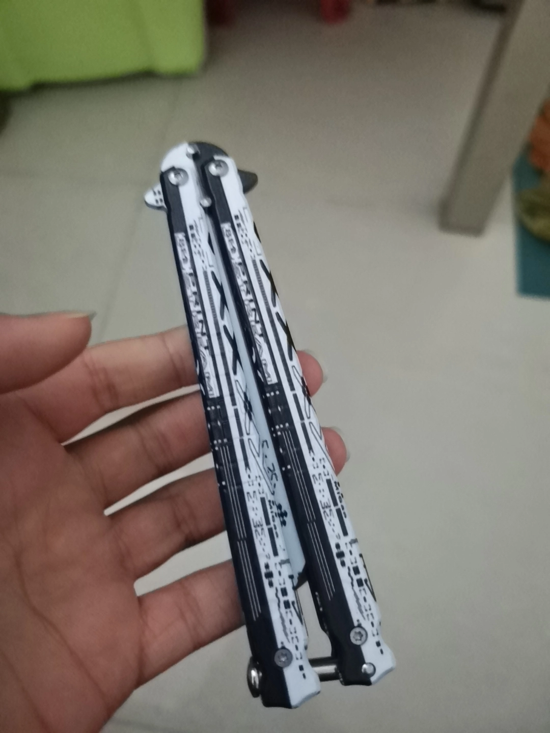 鸿丰蝴蝶刀玩出炸裂帅感～