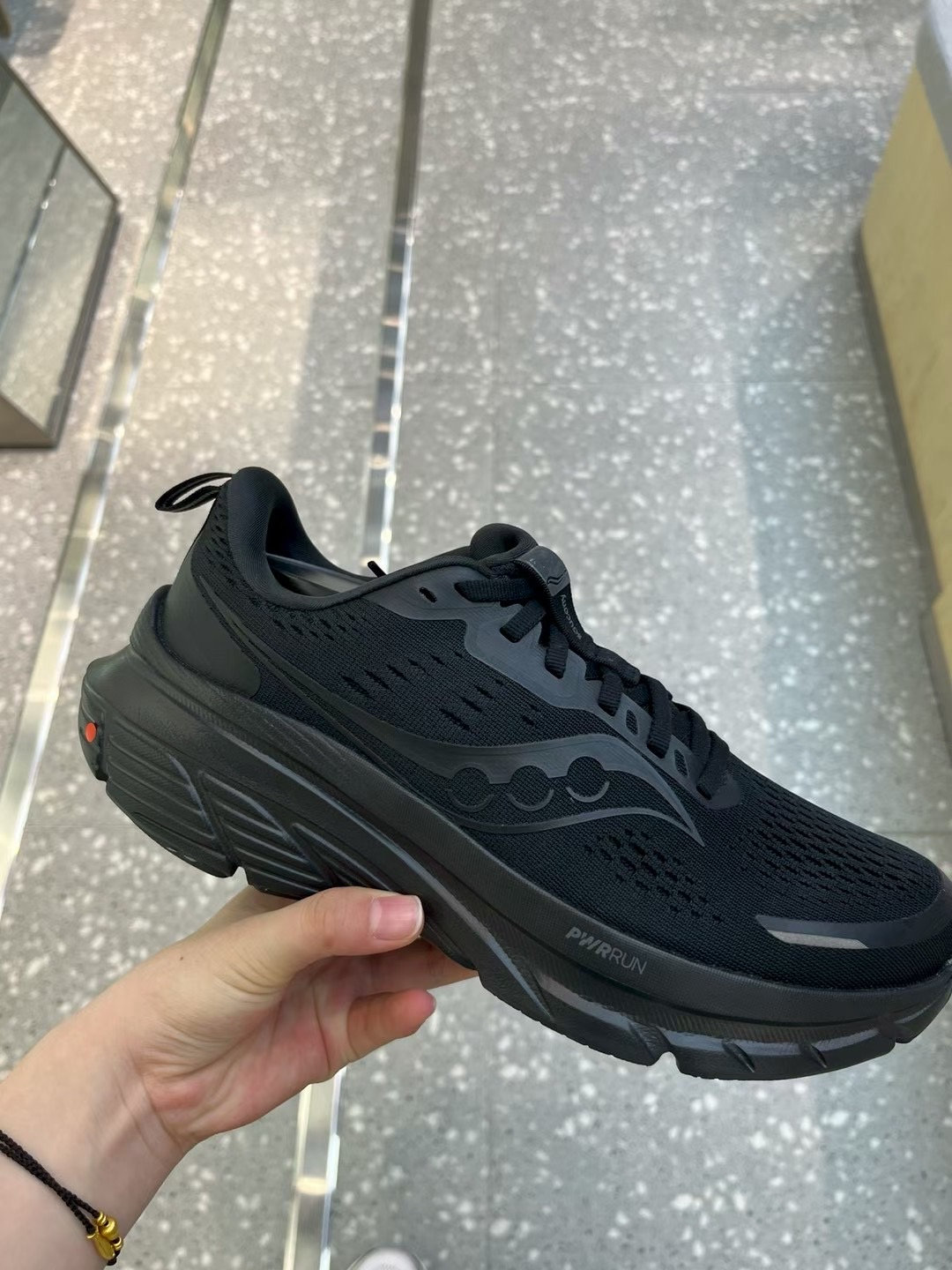 纯黑跑鞋爱住！中短距离跑很稳👟