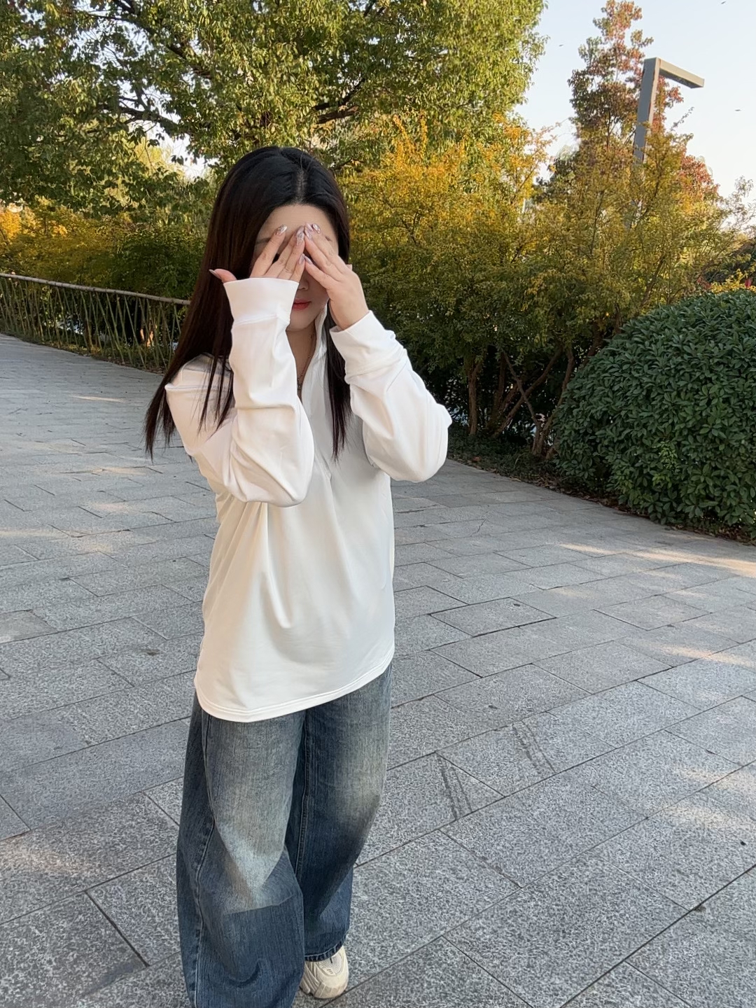 白T配蓝标，日常松弛感拿捏🤌