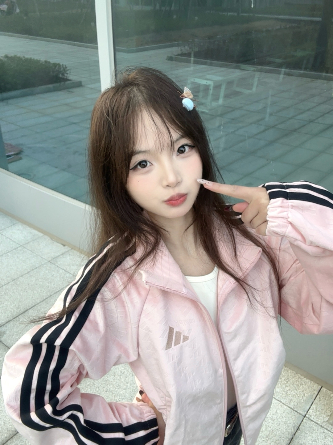 短款立领设计，刚好卡在腰线位置，一秒拉长