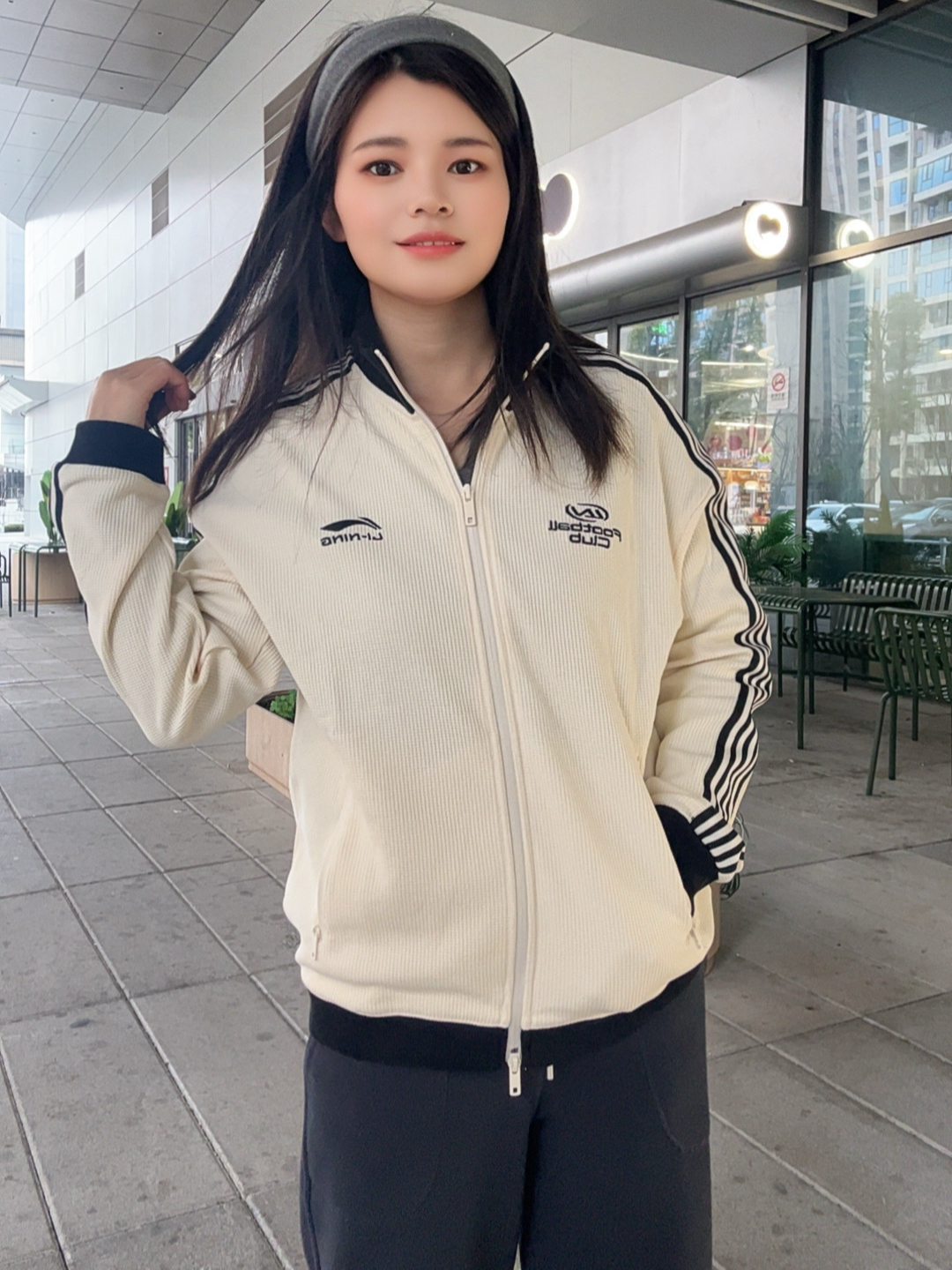 一件好韩的外套哇 不愧是李宁家的