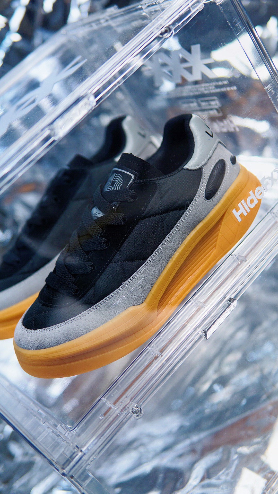 日常的通勤上下班或者是黑灰色系的搭配这双鞋子都不错