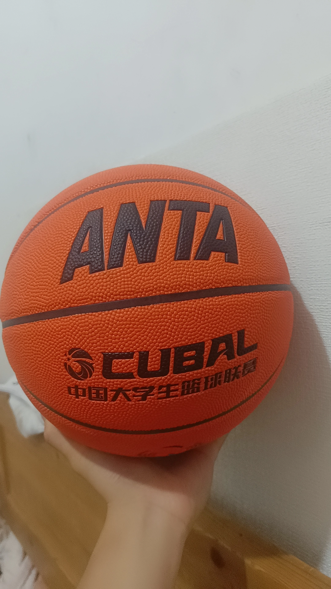 安踏的篮球手感特别好 各种场地都适合

