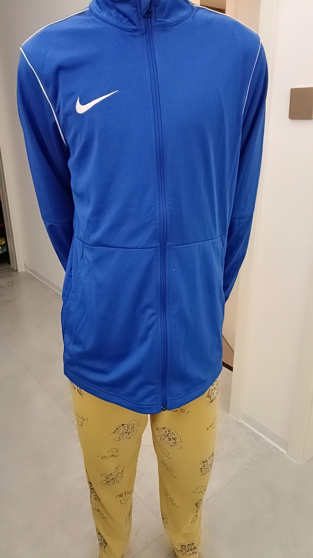 水灵灵营造城市轻户外机能感穿搭 