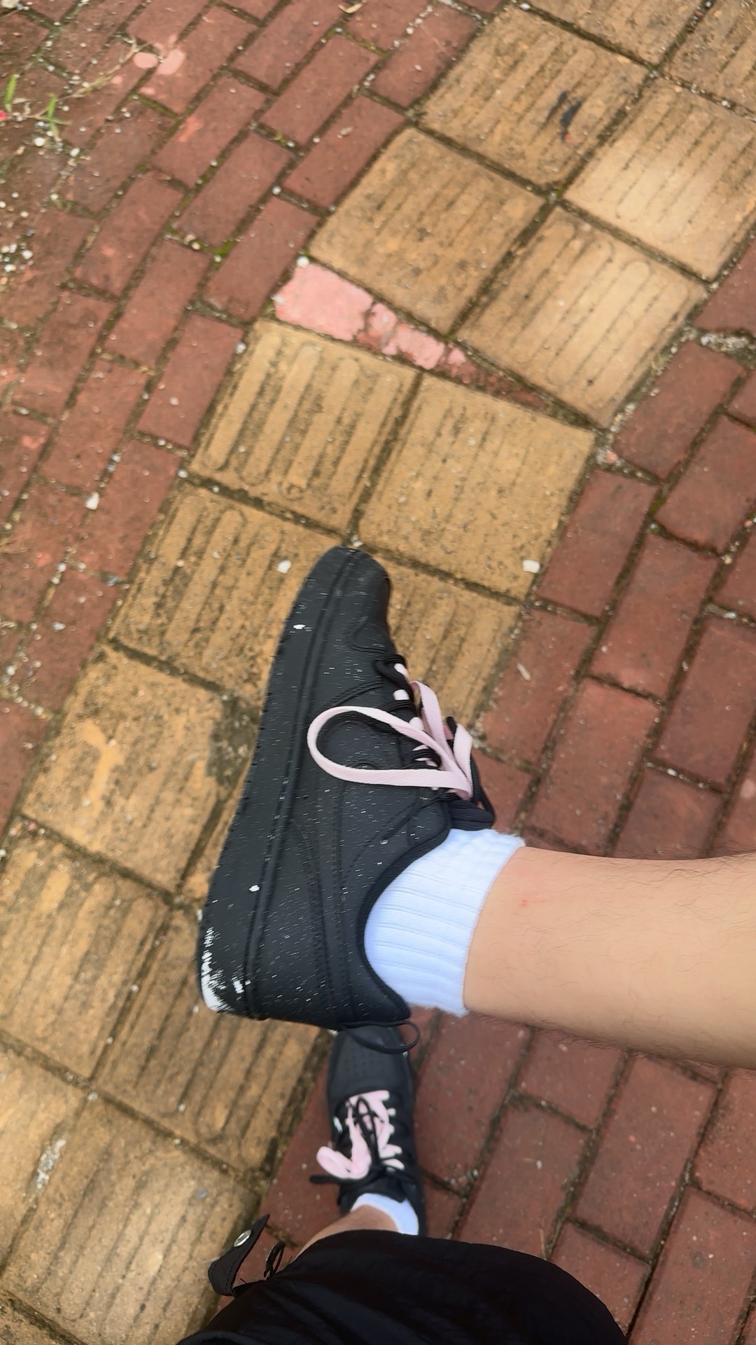 这双脏脏鞋磨脚后跟不？