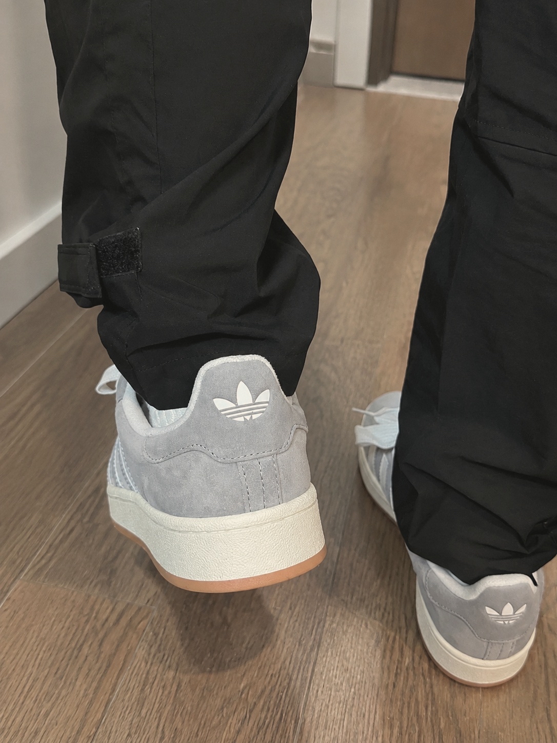 阿迪达斯灰麂皮,上脚复古感挺舒服👟