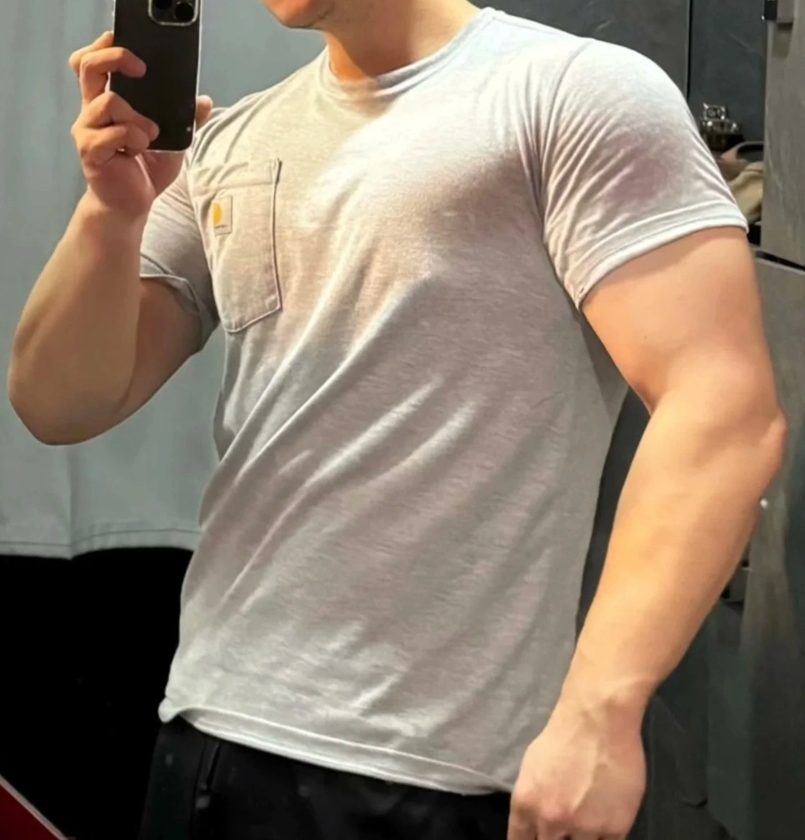 卡哈特这件灰T，穿上直接‘工装Buff’叠满！👕