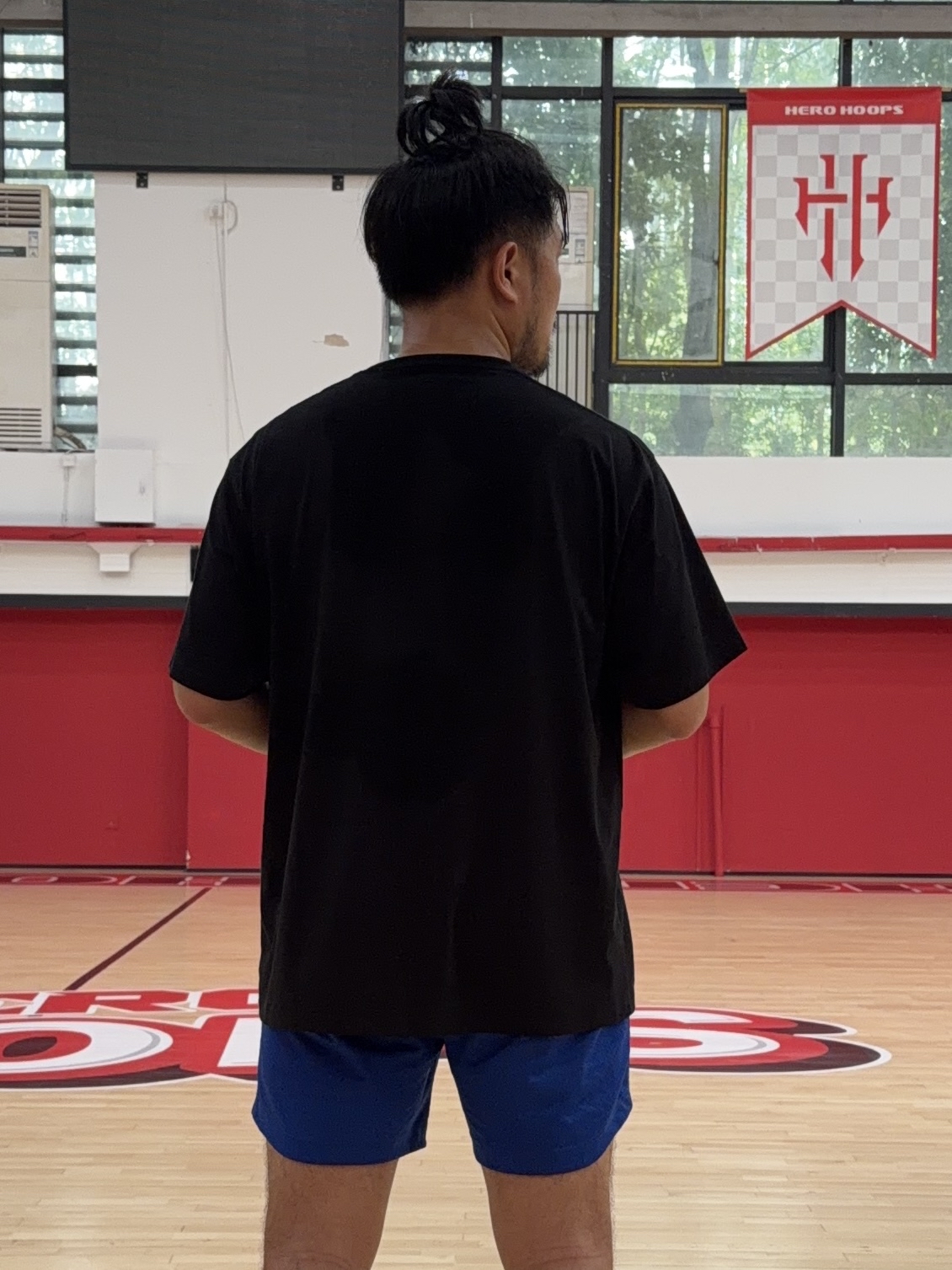 这短袖居然还不差,库里首个李宁产品不割