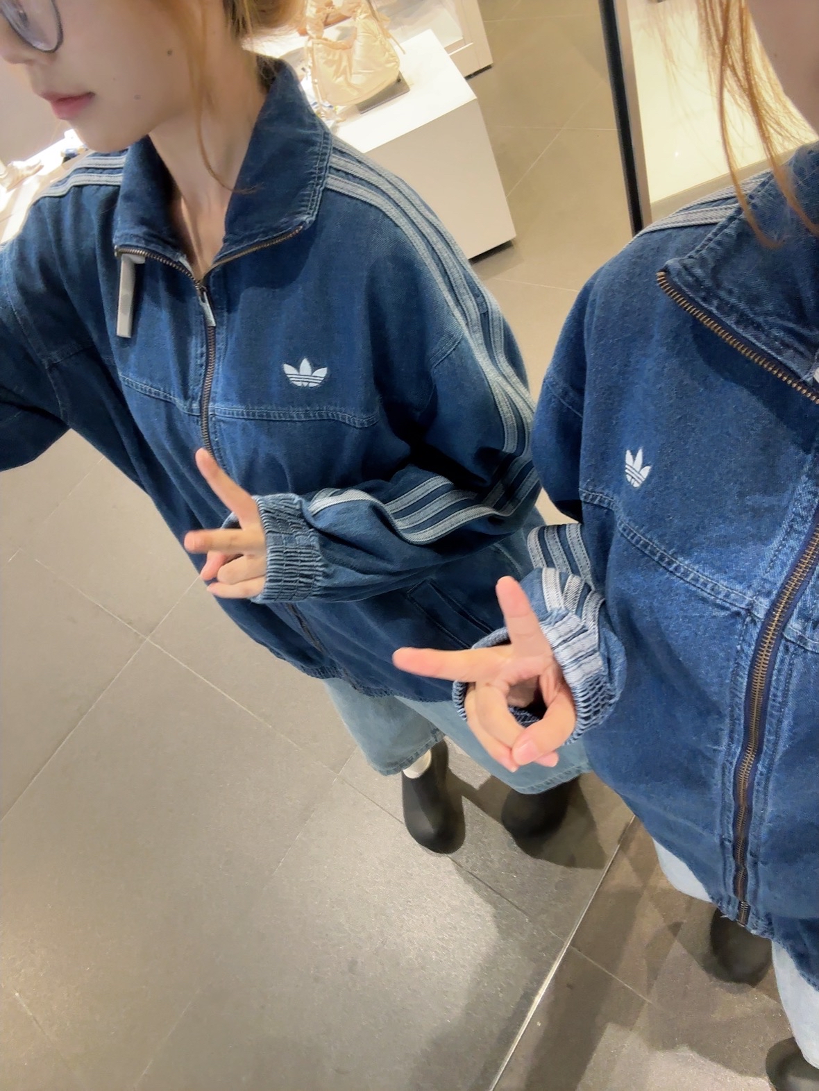 牛仔外套配闺蜜👭 复古感拿捏住啦～