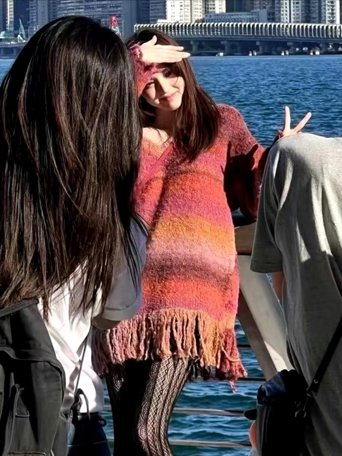 少女感十足!韩素希彩虹毛衣搭高筒靴